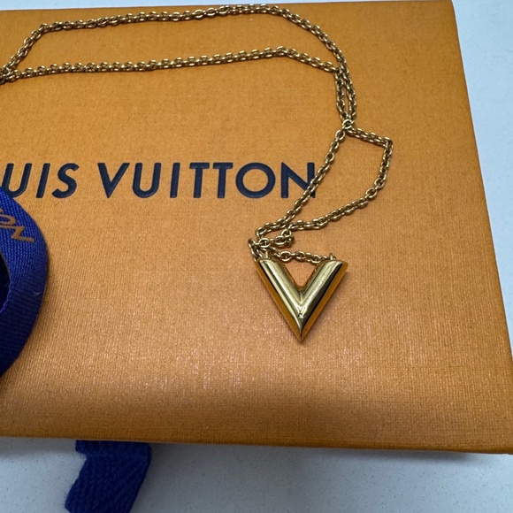 LOUIS VUITTON - Essential V Necklace - Picture 5 of 5